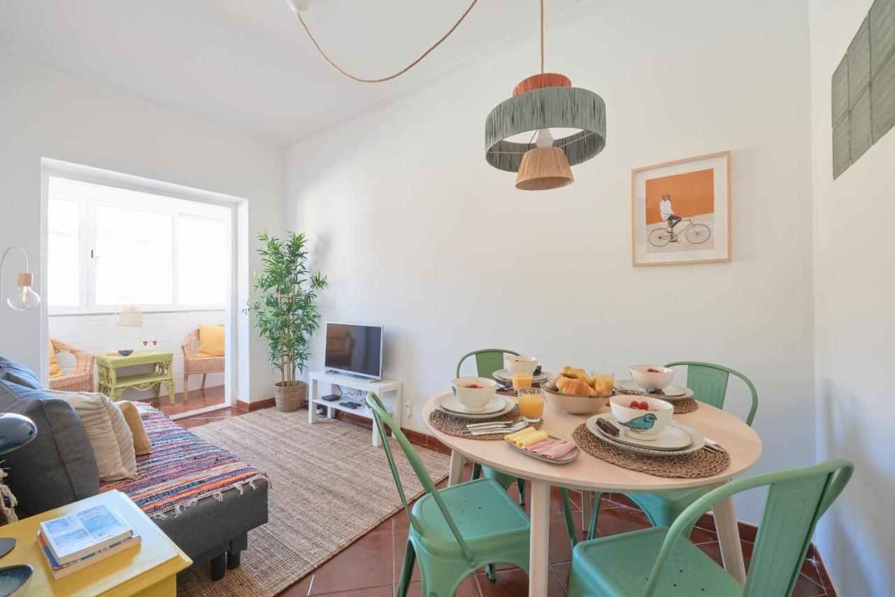 Central & Sunny 2Br Apt Near Beach, By Timecooler Сетубал Екстериор снимка