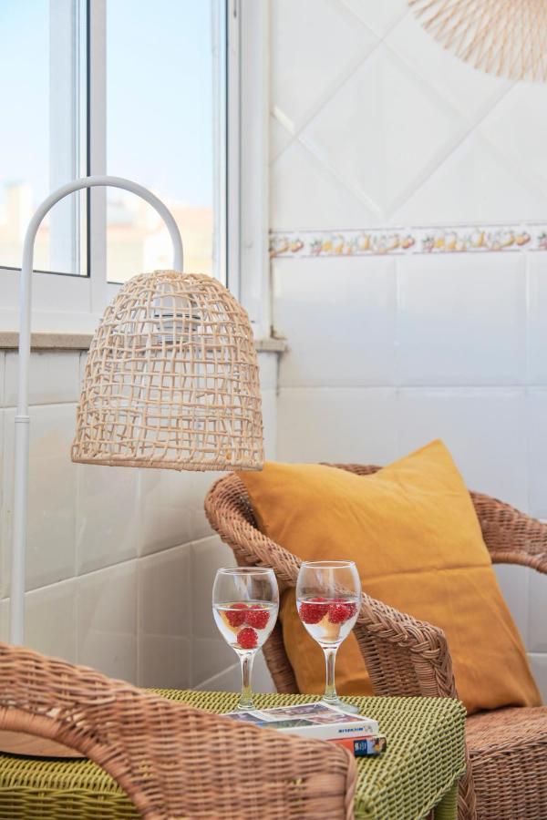 Central & Sunny 2Br Apt Near Beach, By Timecooler Сетубал Екстериор снимка