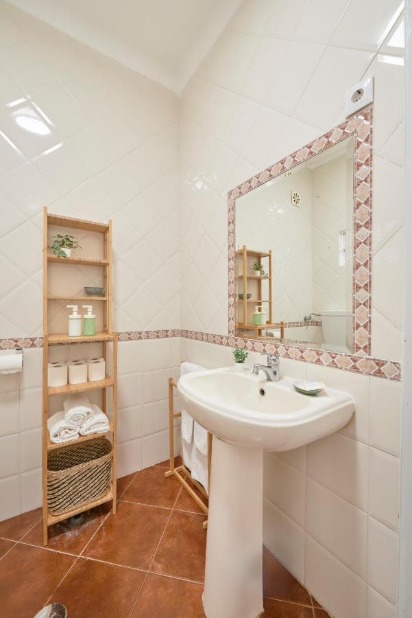 Central & Sunny 2Br Apt Near Beach, By Timecooler Сетубал Екстериор снимка