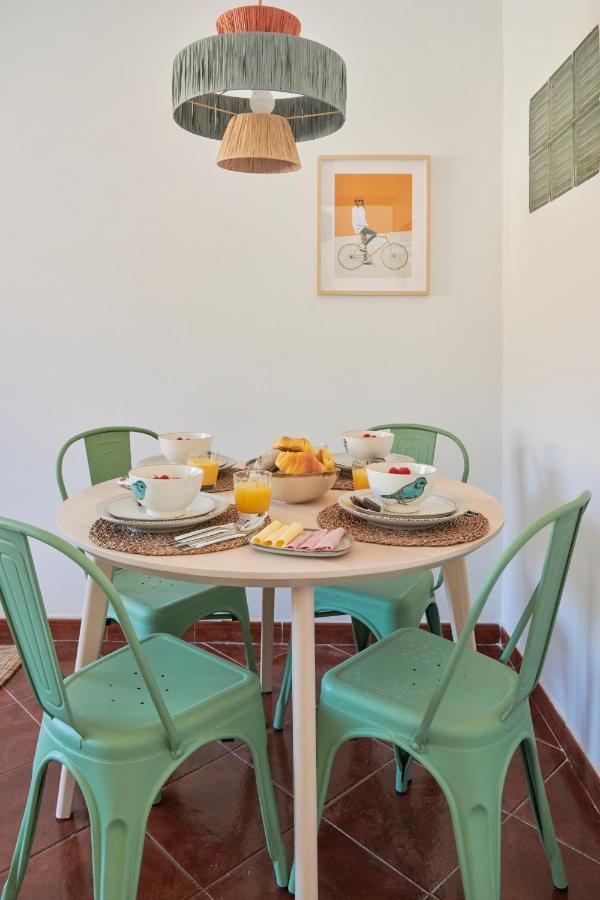 Central & Sunny 2Br Apt Near Beach, By Timecooler Сетубал Екстериор снимка