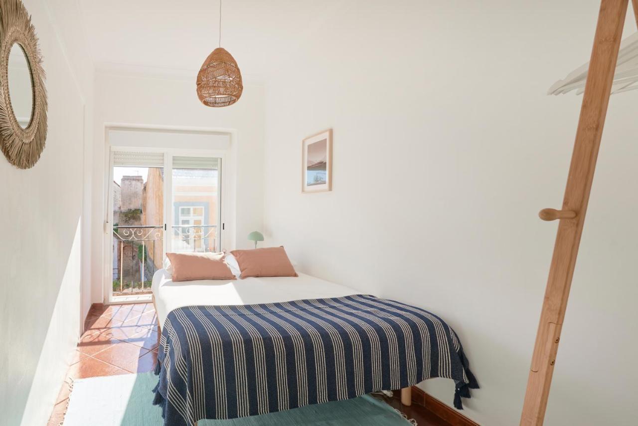 Central & Sunny 2Br Apt Near Beach, By Timecooler Сетубал Екстериор снимка