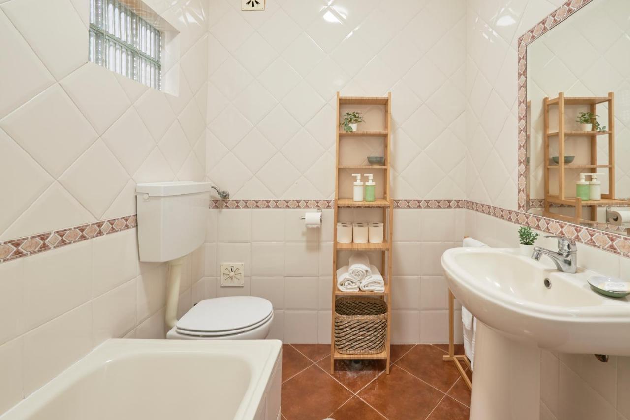 Central & Sunny 2Br Apt Near Beach, By Timecooler Сетубал Екстериор снимка