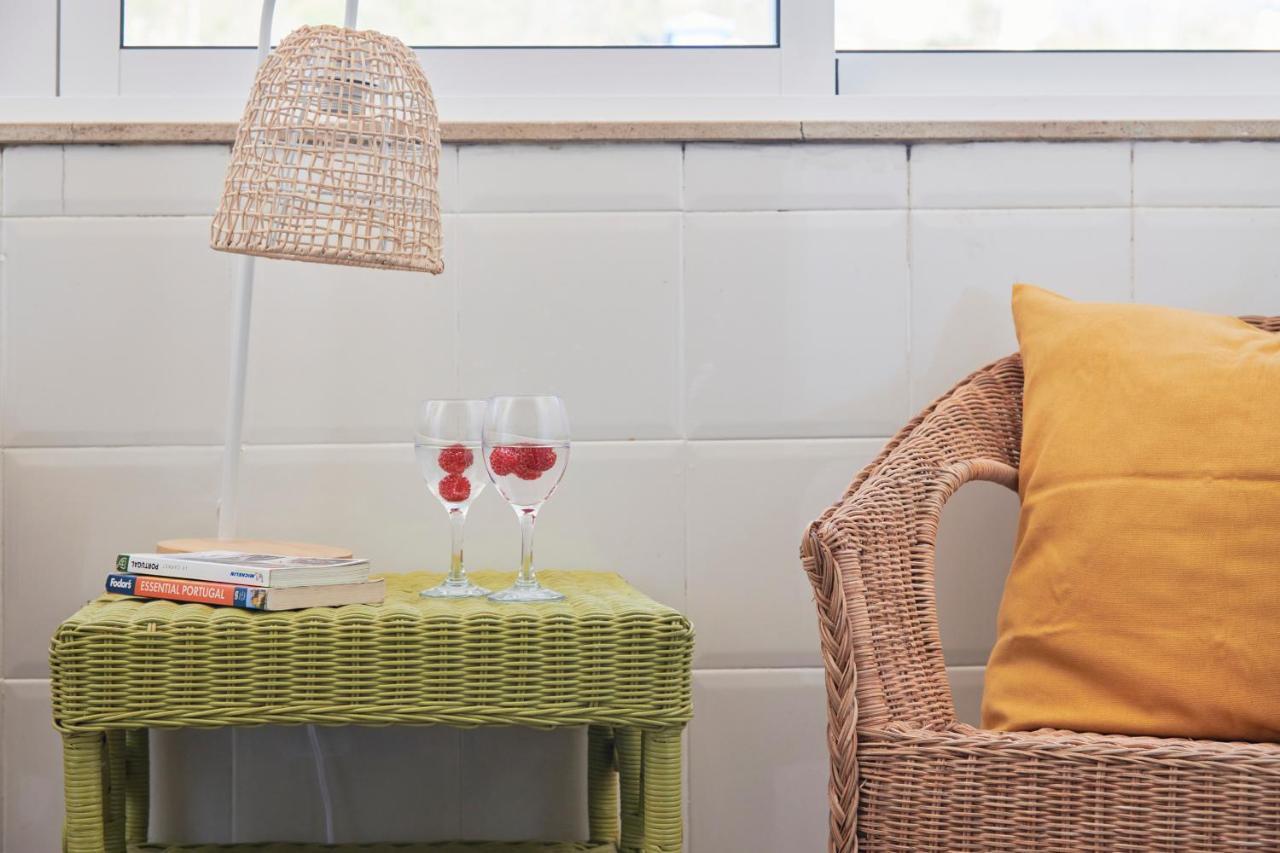 Central & Sunny 2Br Apt Near Beach, By Timecooler Сетубал Екстериор снимка