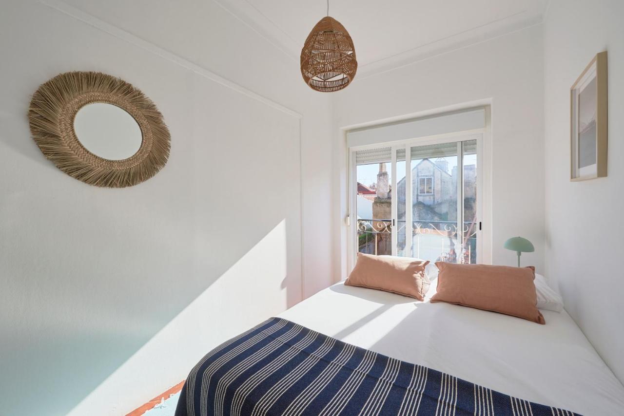Central & Sunny 2Br Apt Near Beach, By Timecooler Сетубал Екстериор снимка