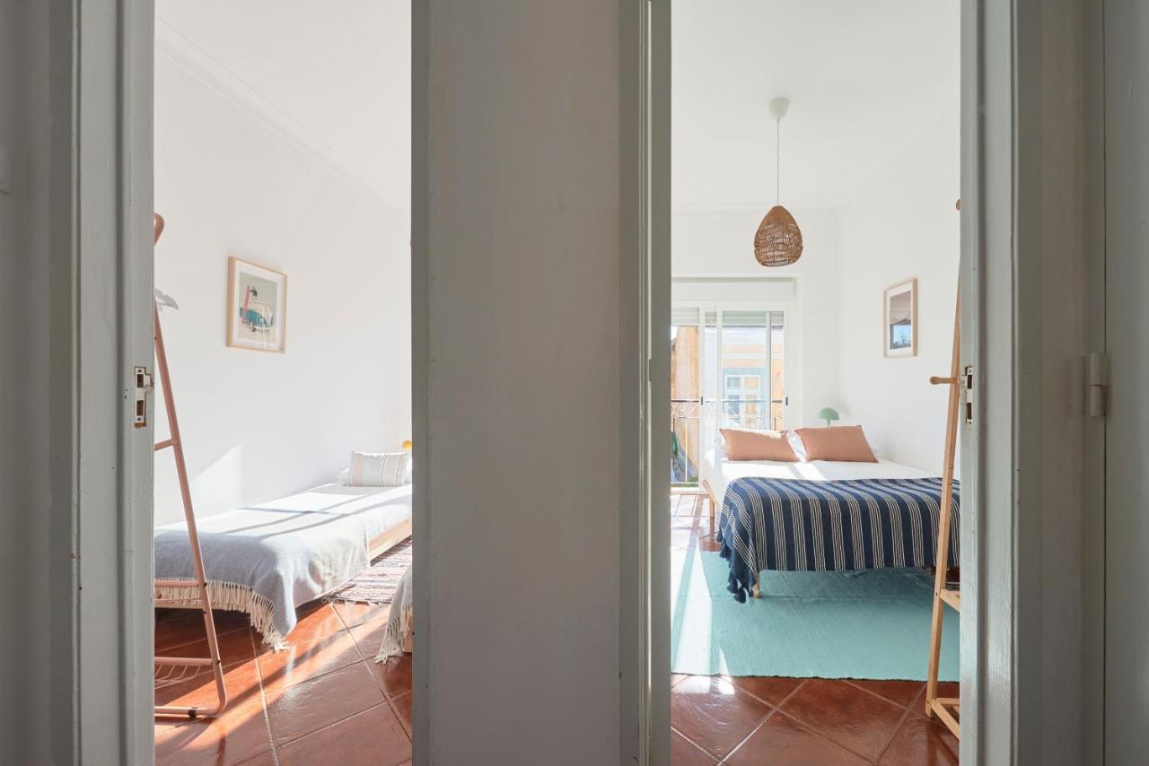 Central & Sunny 2Br Apt Near Beach, By Timecooler Сетубал Екстериор снимка