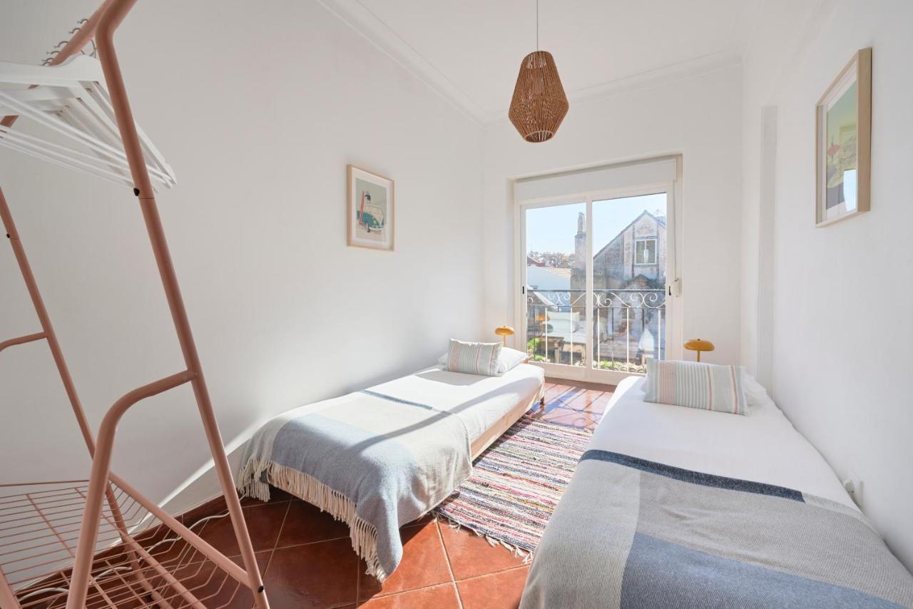 Central & Sunny 2Br Apt Near Beach, By Timecooler Сетубал Екстериор снимка