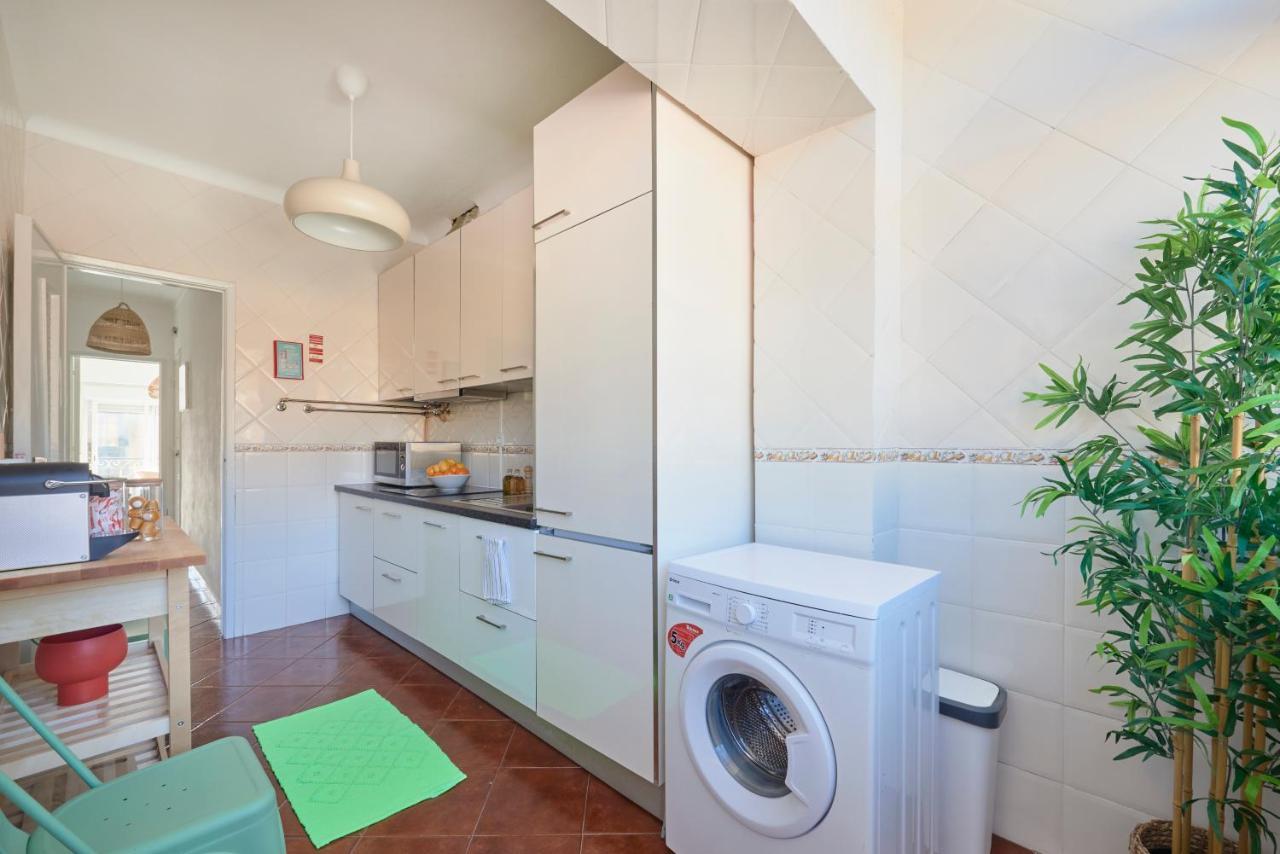 Central & Sunny 2Br Apt Near Beach, By Timecooler Сетубал Екстериор снимка