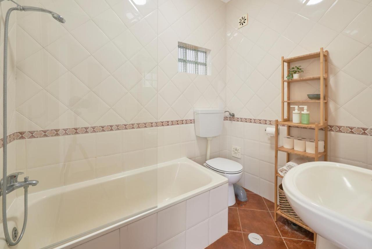Central & Sunny 2Br Apt Near Beach, By Timecooler Сетубал Екстериор снимка