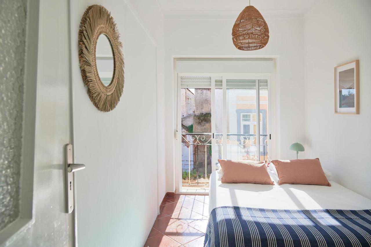 Central & Sunny 2Br Apt Near Beach, By Timecooler Сетубал Екстериор снимка